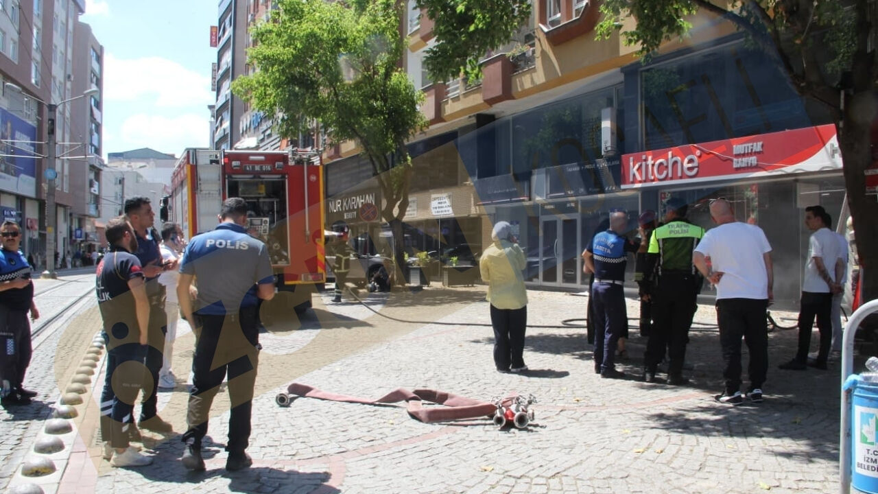 İş Yerini Duman Kapladı! İzmit'te Korkutan Yangın (1)