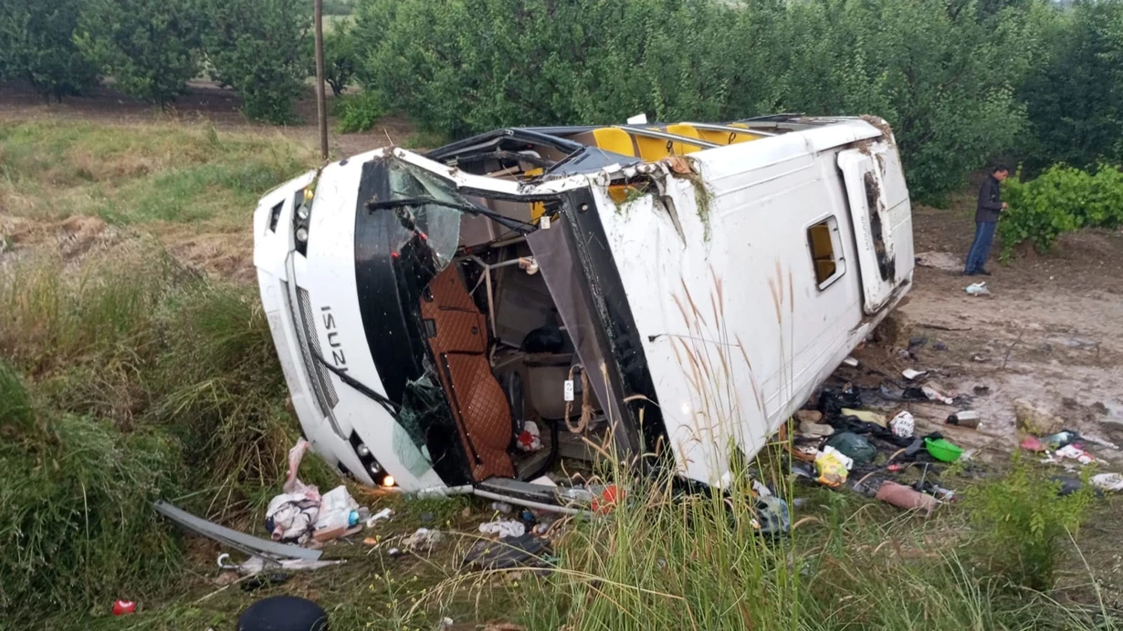 Ispartada Feci Kaza Tur Minibusu Sarampole Yuvarlandi 4 Olu 16 Yarali Qmpg.jpg