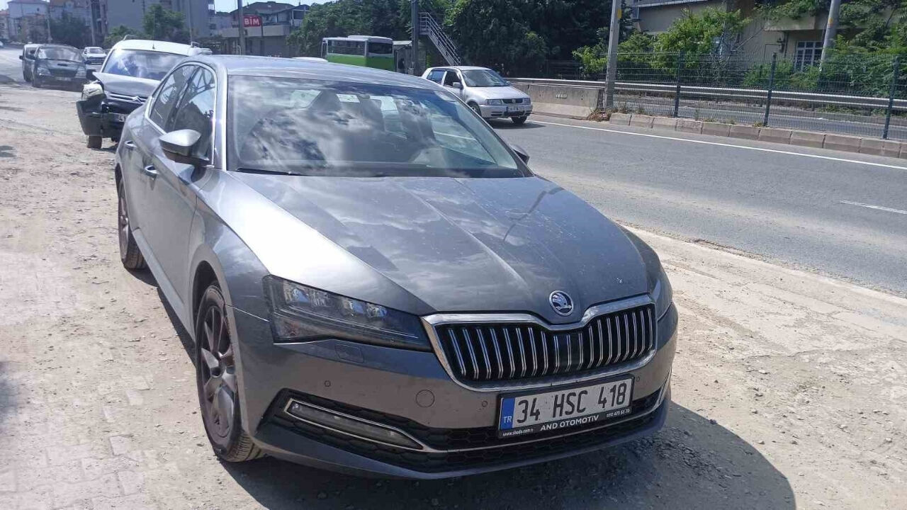 Kocaeli’de Hafif Ticari Araç Otomobile Çarptı 2 Yarali (1)