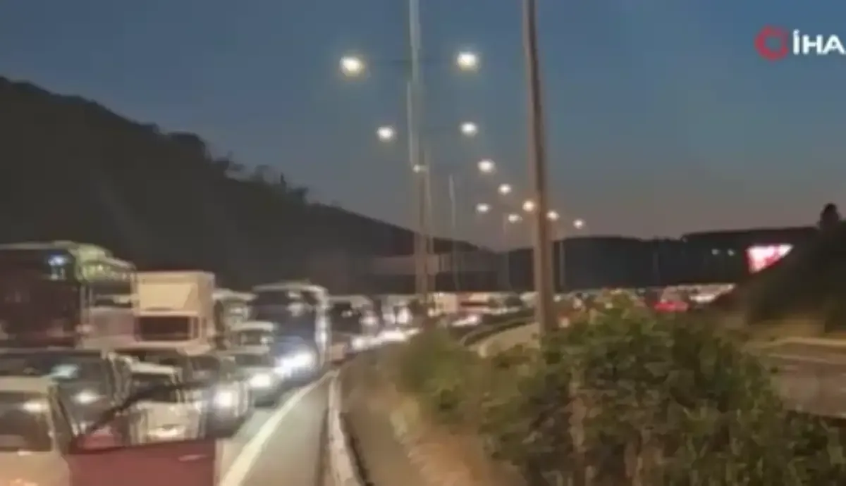Kuzey Marmara Otoyolunda Kamyonun Carptigi Tabela Yola Devrildi 1