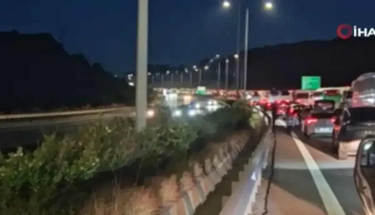 Kuzey Marmara Otoyolunda Kamyonun Carptigi Tabela Yola Devrildi 2
