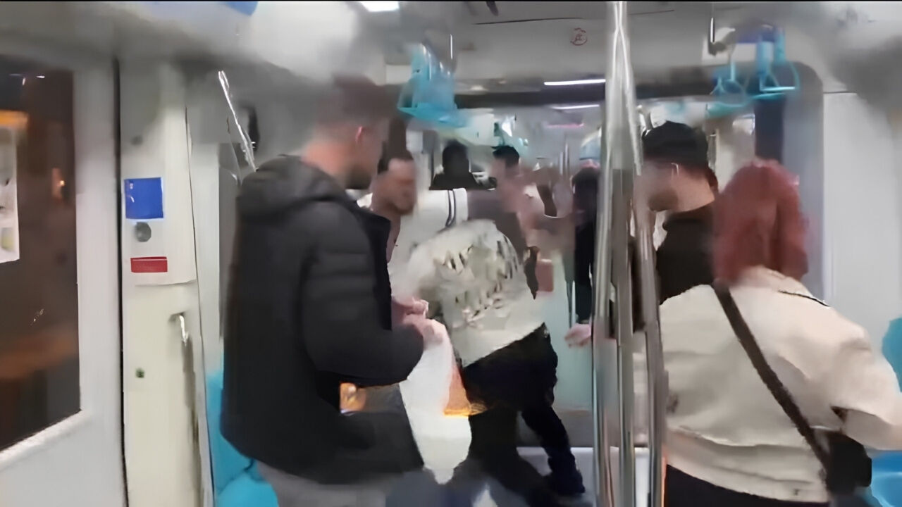 Marmaray’da Kavga Güvenlik Görevlisi De Arada Kaldı
