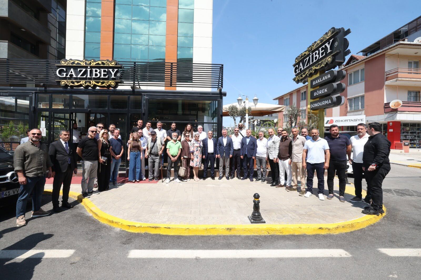 Uçak Pistine Dönen Cadde Esnafından Büyükakın’a Teşekkür (4)
