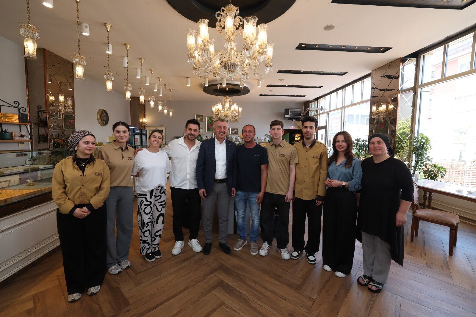 Uçak Pistine Dönen Cadde Esnafından Büyükakın’a Teşekkür (6)