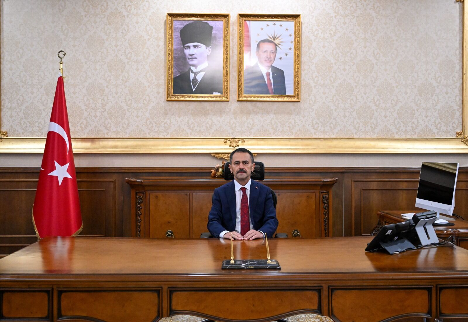 Vali İlhami Aktaş-1