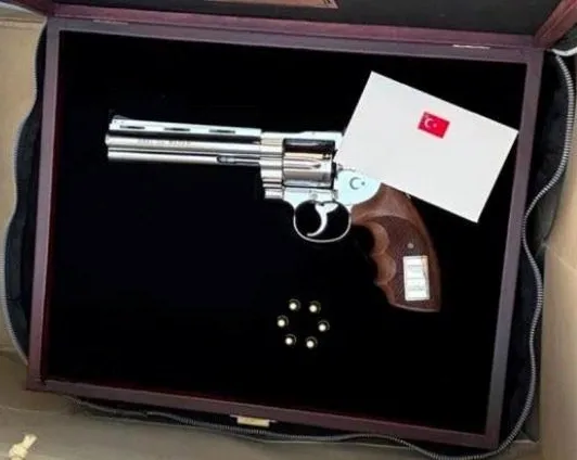 0X0 Erdogandan Nato Zirvesinde Diplomatik Surpriz Liderlere Ozel Yapim Revolver Silah Hediyesi 1783583494881