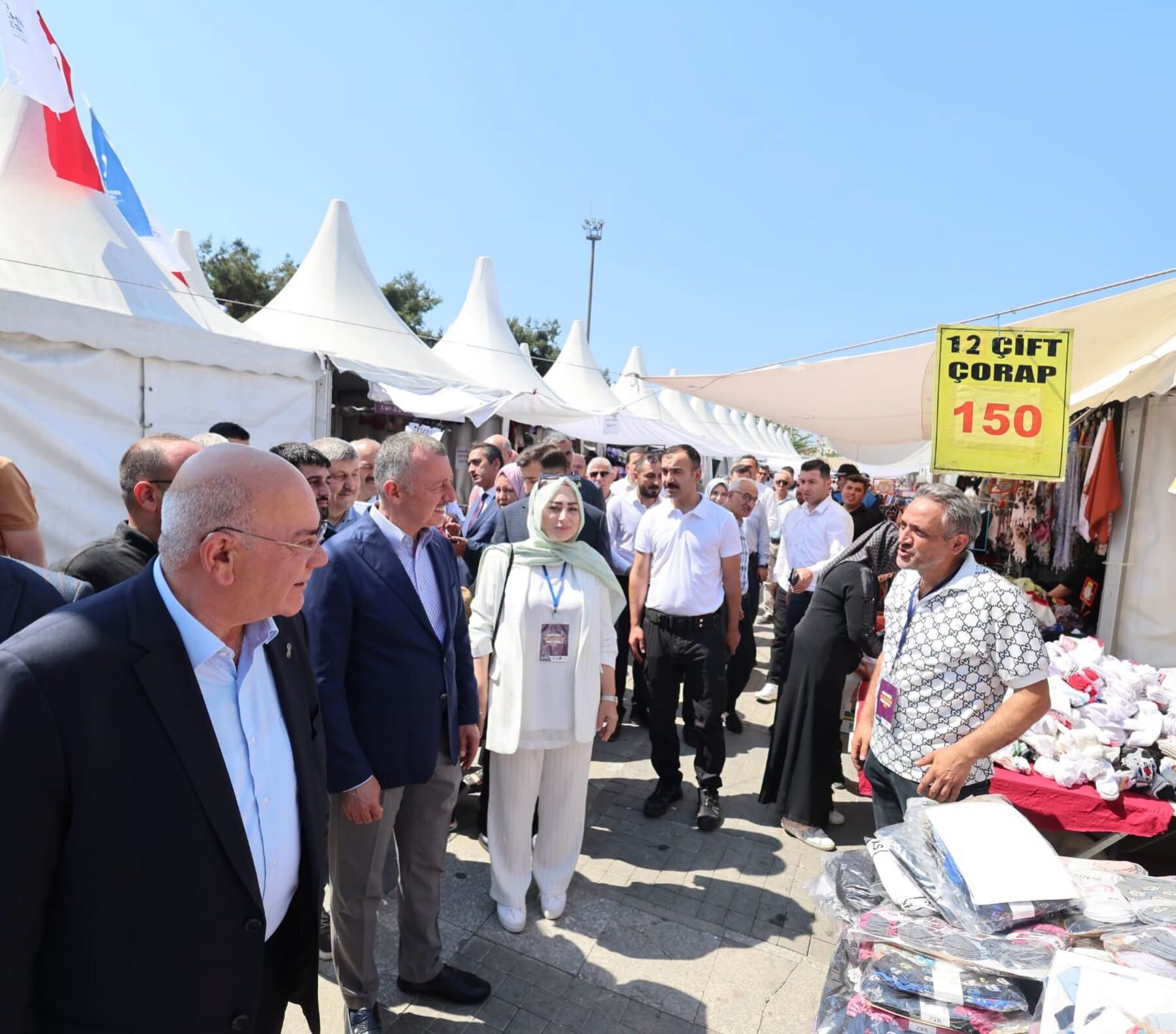 Büyükakın Kurdeleyi Kesti, Hayırlı Işler Diledi (7)