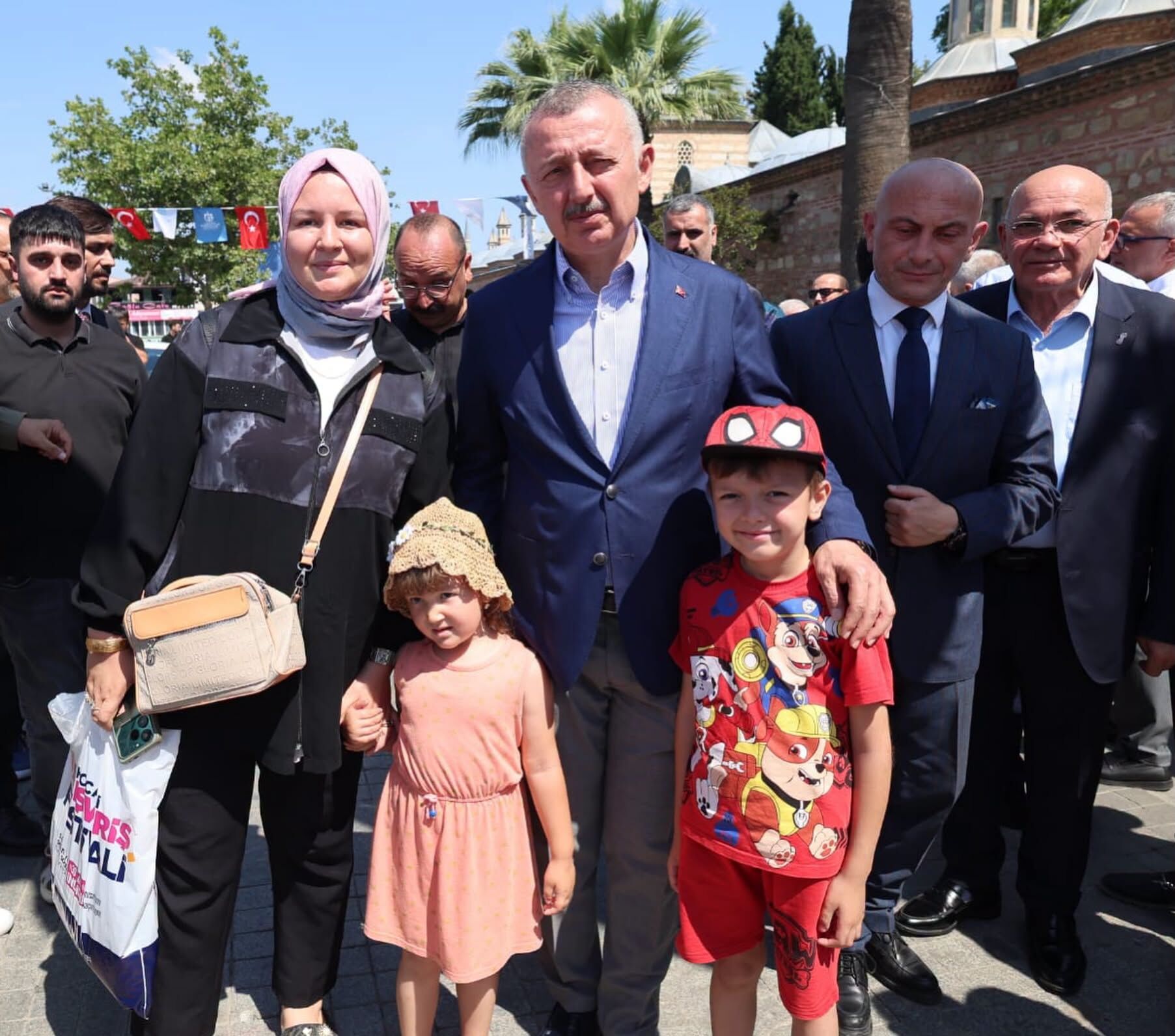 Büyükakın Kurdeleyi Kesti, Hayırlı Işler Diledi (8)