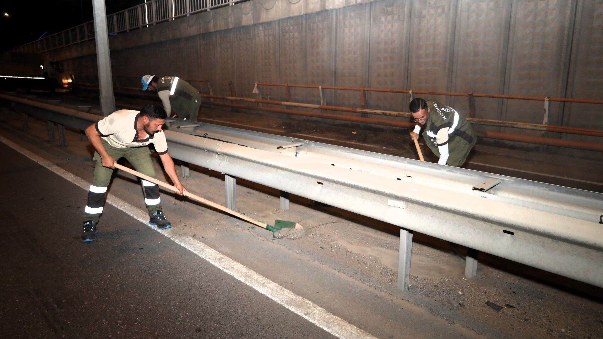 Eskihisar Feribot Yolu Alt Geçidi’nde Gece Mesaisi (6)
