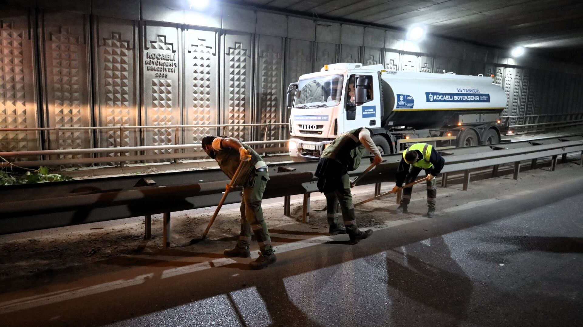 Eskihisar Feribot Yolu Alt Geçidi’nde Gece Mesaisi (9)