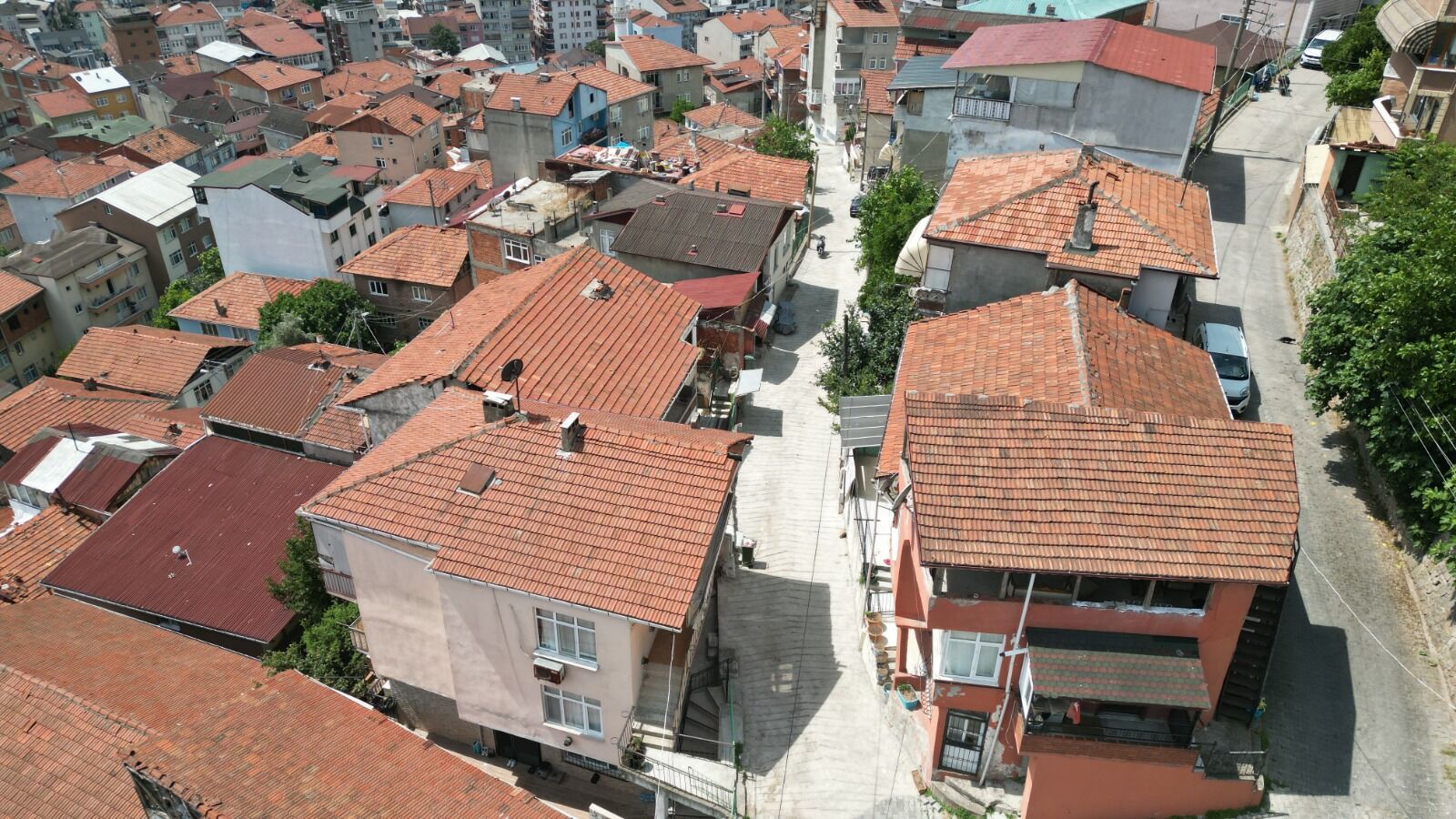 İzmit Belediyesi, Kanlıbağ Sokak’ta Beton Yolu Baştan Sona Yeniledi (2)