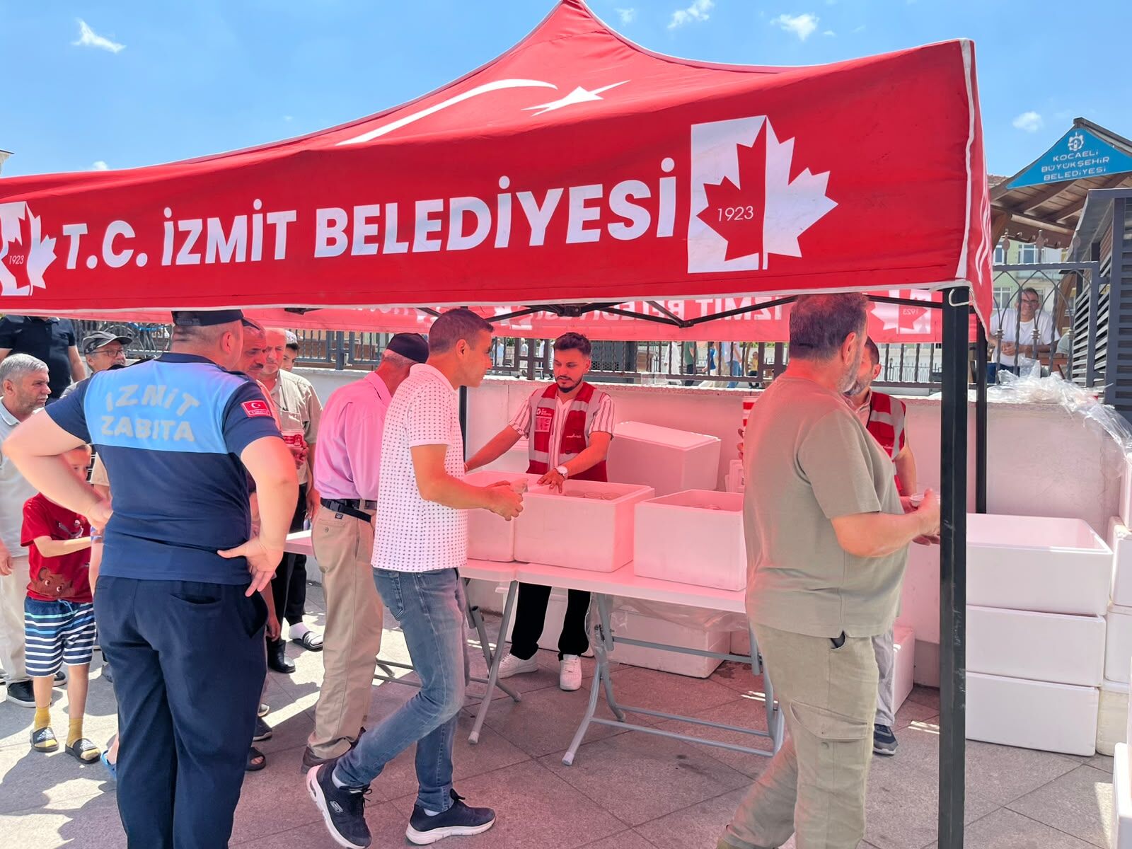 İzmitte Cuma Çıkışı Vatandaşlara Aşure Ikramı Yapıldı (11)