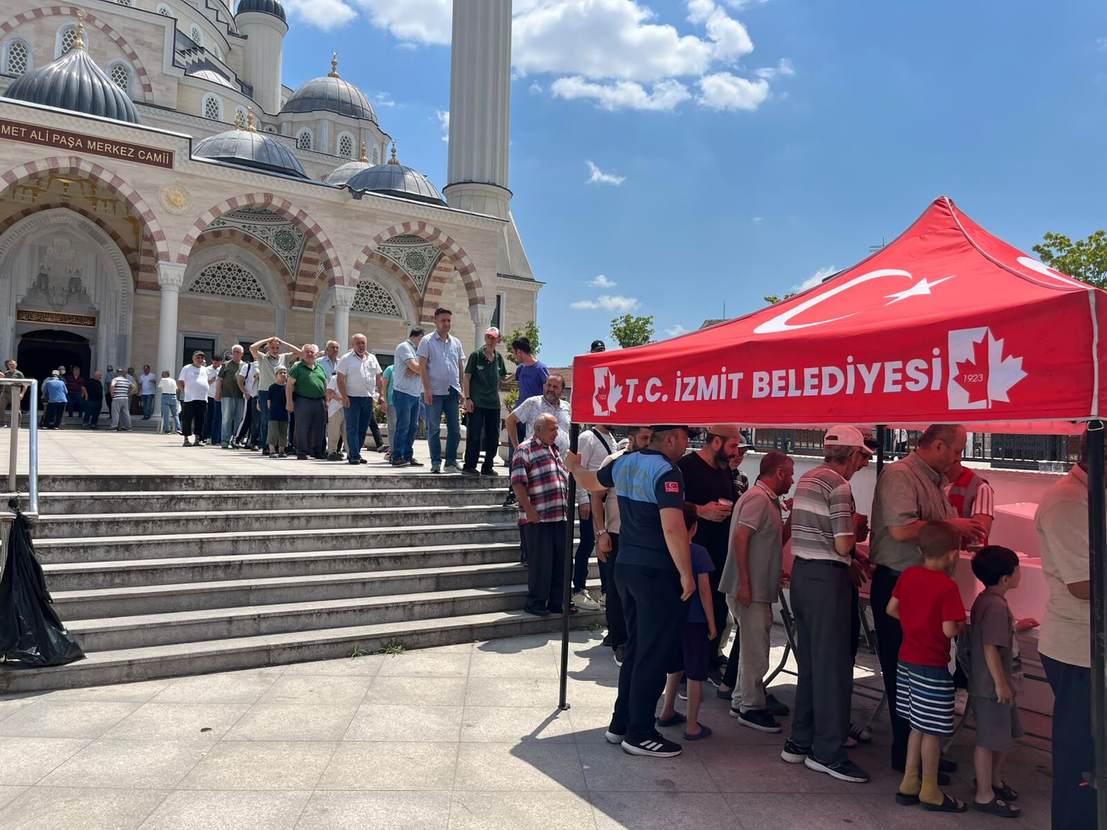 İzmitte Cuma Çıkışı Vatandaşlara Aşure Ikramı Yapıldı (12)