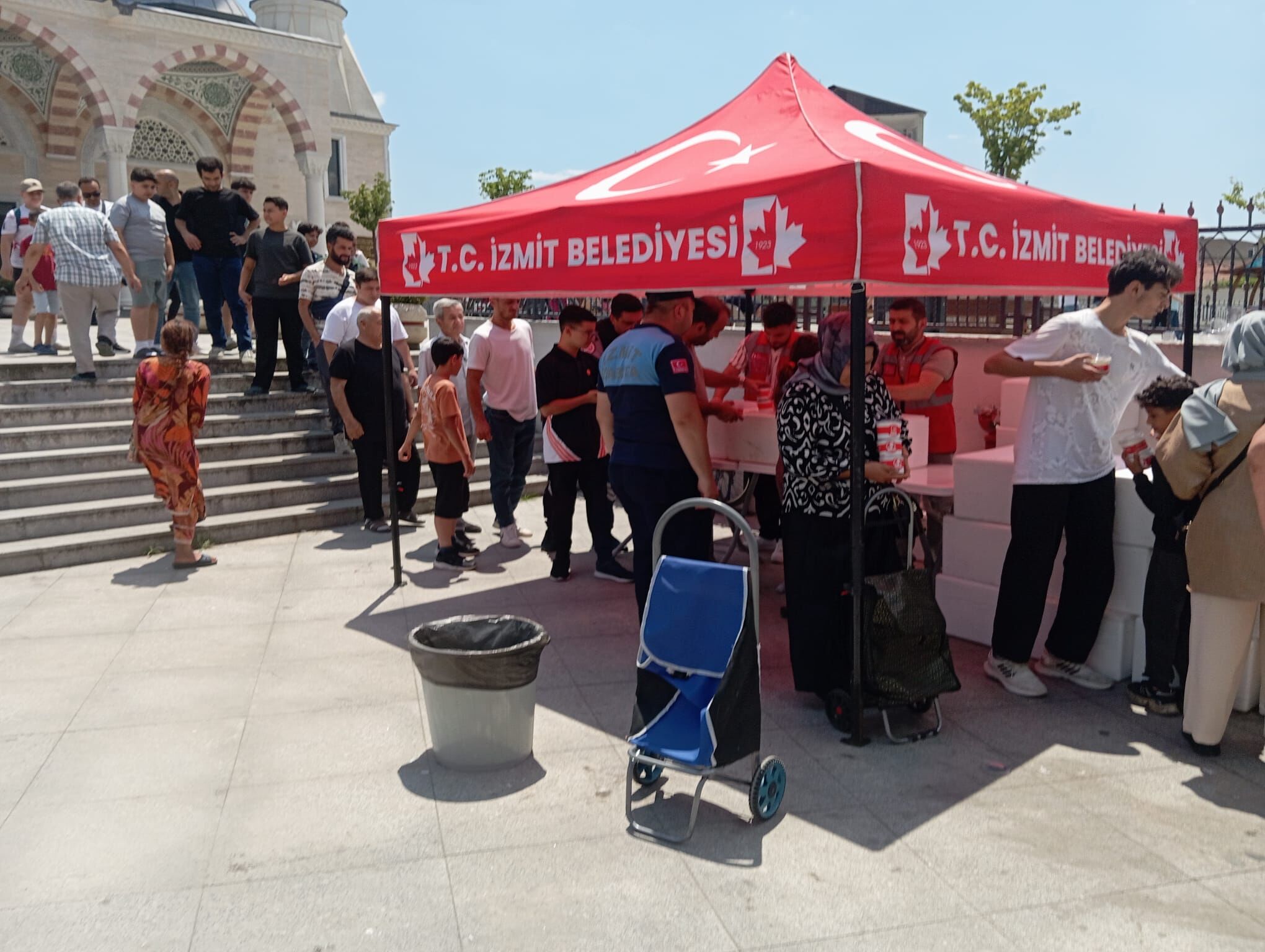 İzmitte Cuma Çıkışı Vatandaşlara Aşure Ikramı Yapıldı (5)