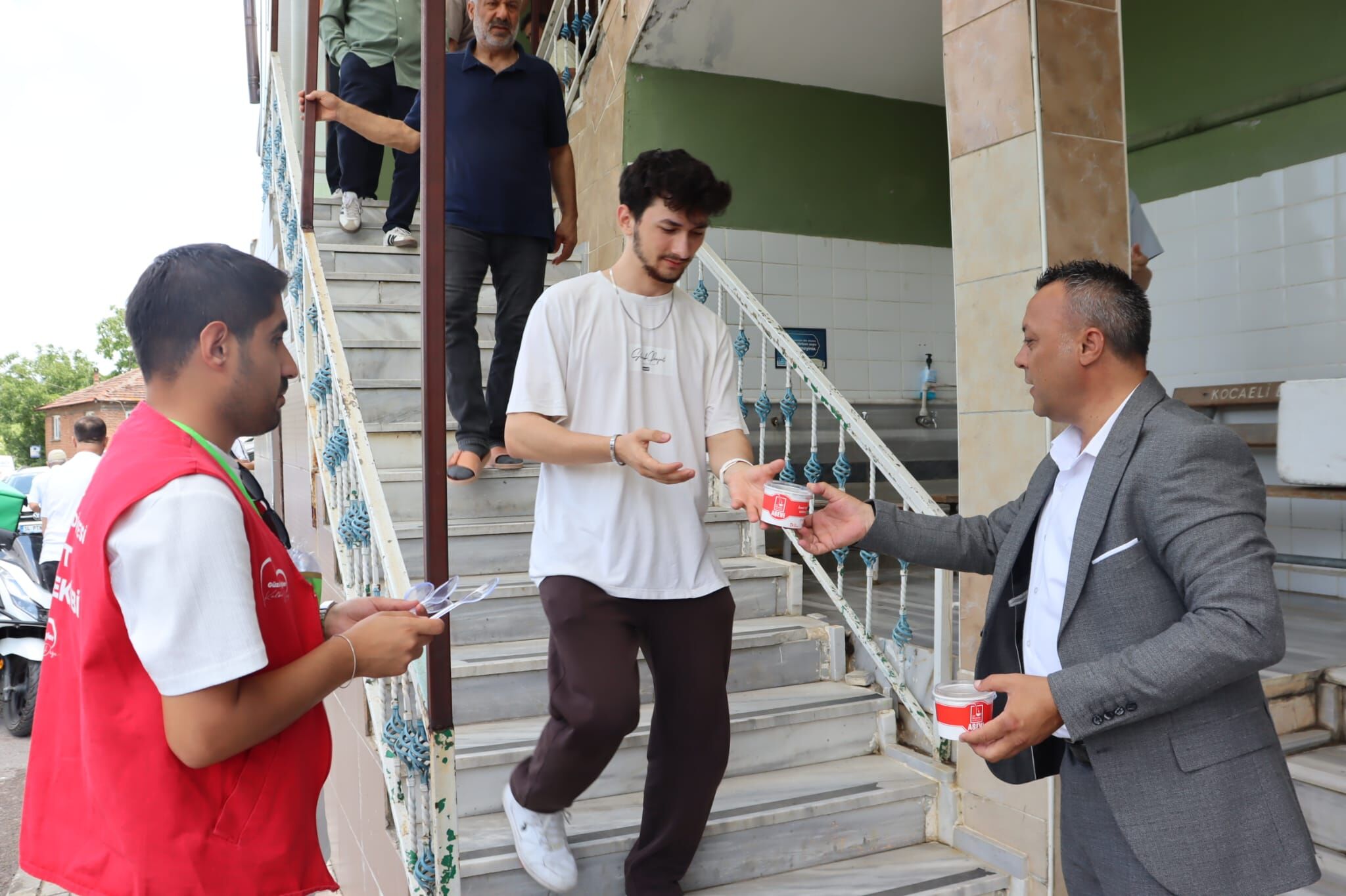 İzmitte Cuma Çıkışı Vatandaşlara Aşure Ikramı Yapıldı (9)