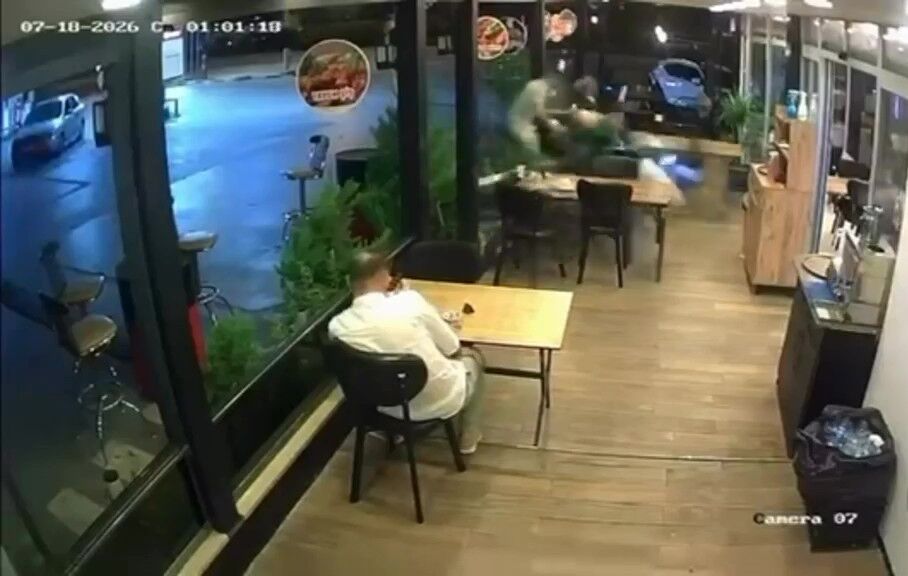 İzmit'te Lokantada Oturan Adama Motor Çarptı (1)