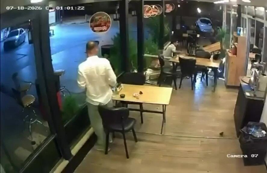 İzmit'te Lokantada Oturan Adama Motor Çarptı (2)