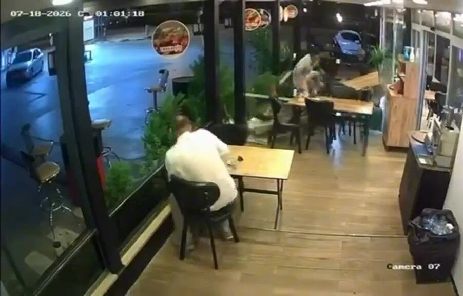 İzmit'te Lokantada Oturan Adama Motor Çarptı (3)
