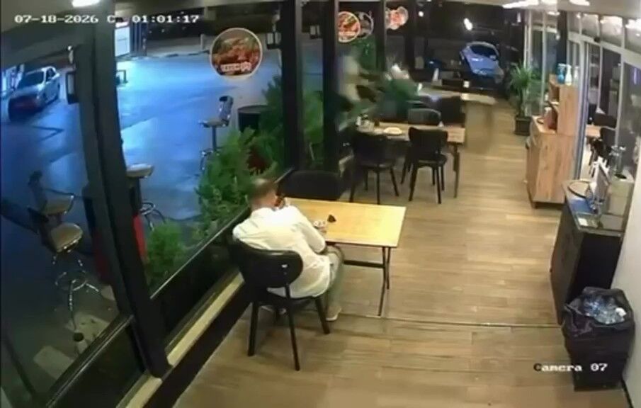 İzmit'te Lokantada Oturan Adama Motor Çarptı (4)