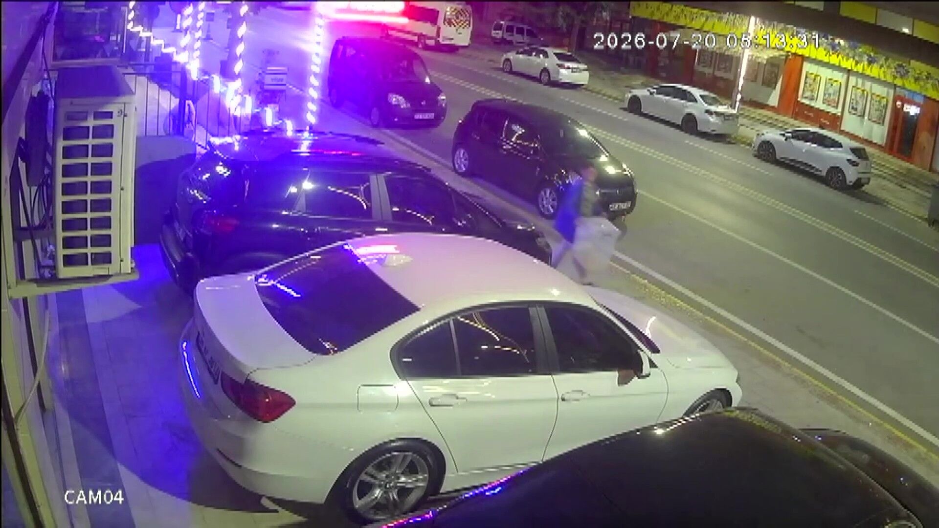 Kocaeli’nin Körfez Ilçesinde Bir Petshopun Önünde Bulunan Mama Kutusu, Kimliği Henüz Belirlenemeyen Kişi Tarafından Çalındı. Hırsızlık Anı Iş Yerinin Güvenlik Kamerasına Yansıdı (1)
