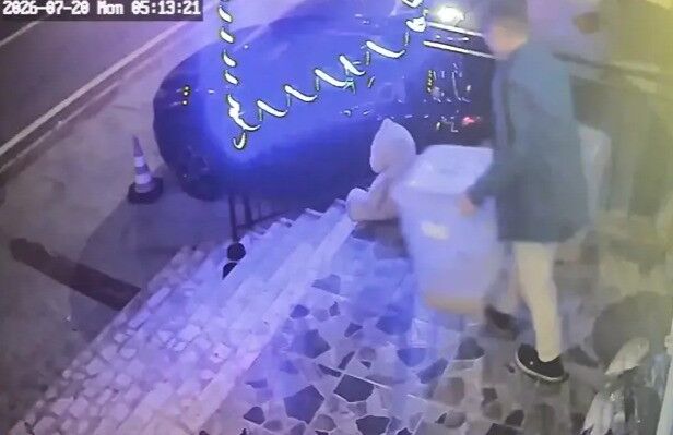 Kocaeli’nin Körfez Ilçesinde Bir Petshopun Önünde Bulunan Mama Kutusu, Kimliği Henüz Belirlenemeyen Kişi Tarafından Çalındı. Hırsızlık Anı Iş Yerinin Güvenlik Kamerasına Yansıdı (2)