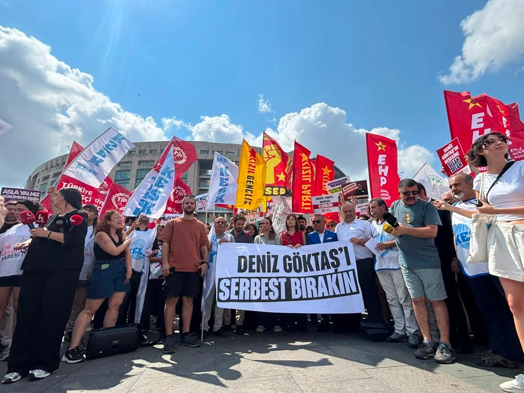 Komedyen Deniz Goktas Adliyeye Sevk Edildi Cok Sayida Yurttas Destek Icin Caglayan Da 2.Jpeg
