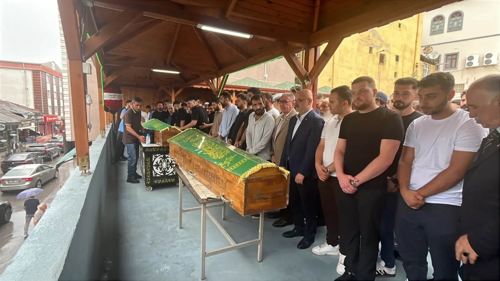 Otomobil Tirin Altina Girdi Baba Ve O 1396120 414681